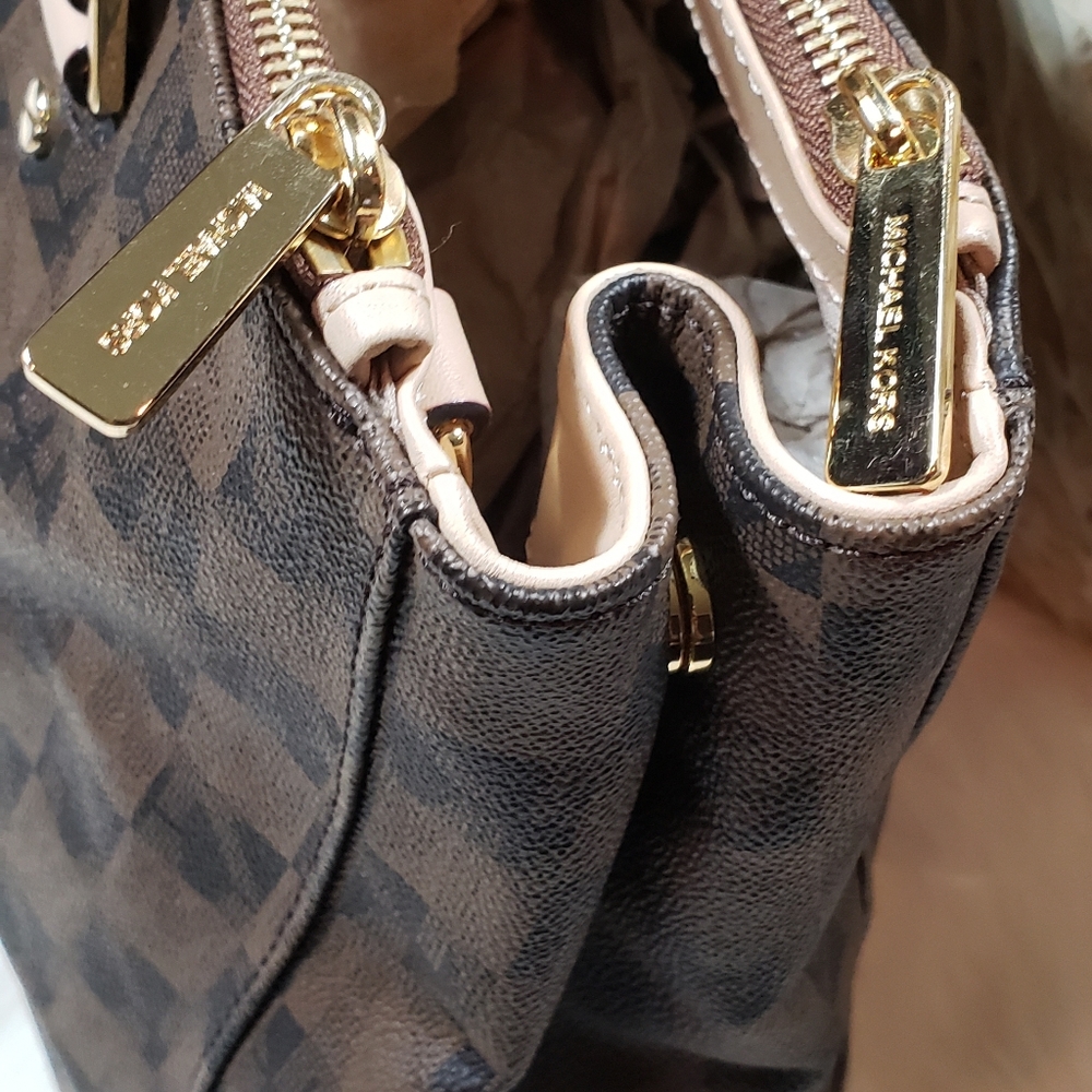 Designer Handbag - Picture 7 of 12